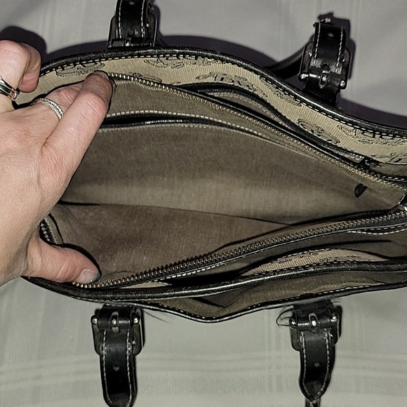 Dooney and bourke hand bag - Picture 2 of 4